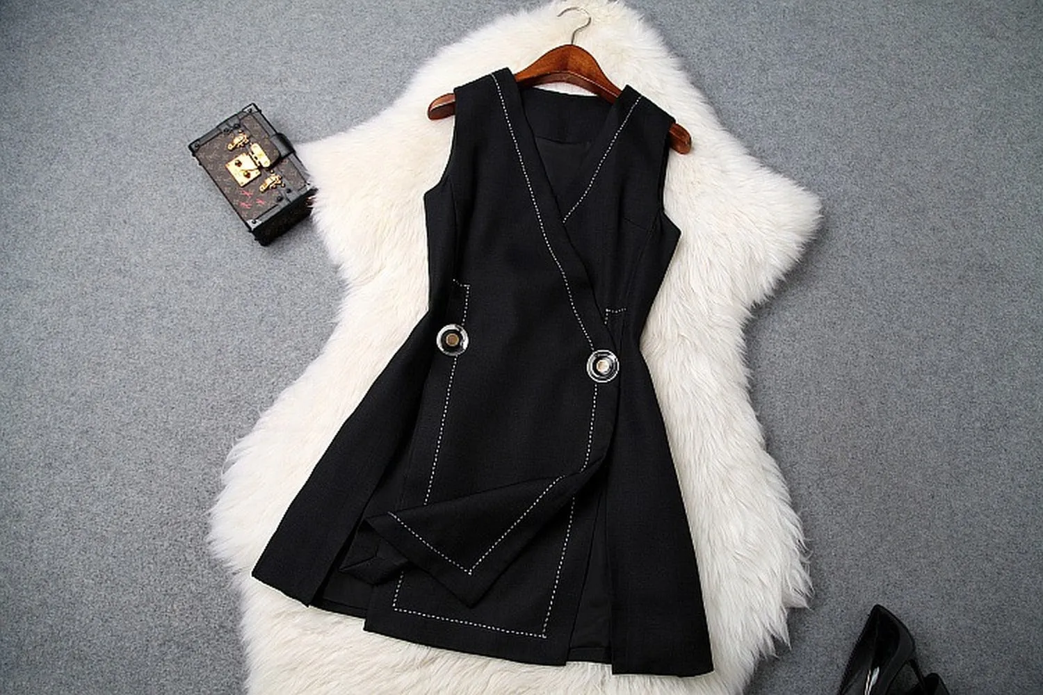 V-neck Suit Double Buckle Vest Shorts Blazers Two-piece Set