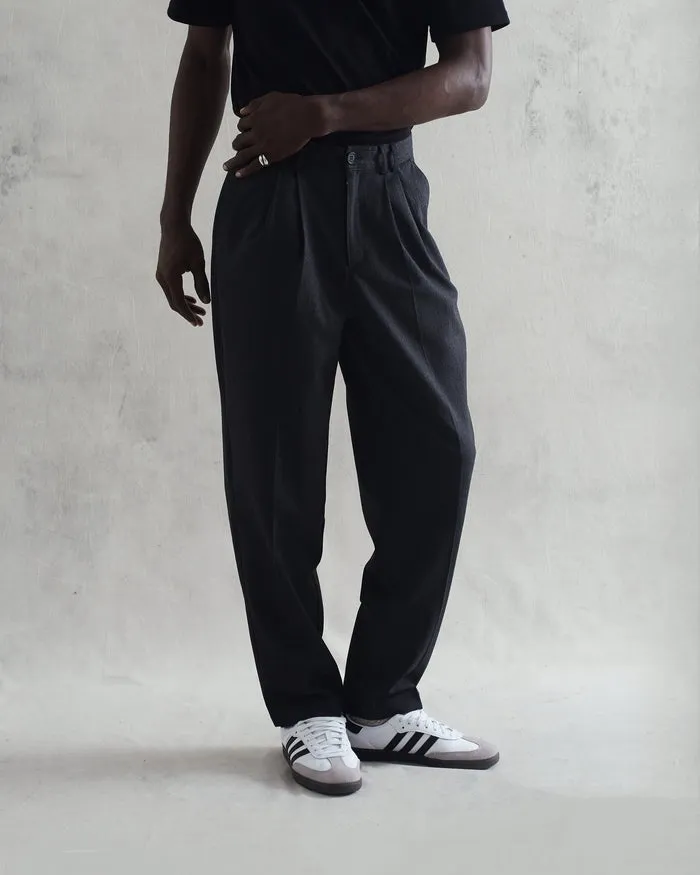 【WAX London】Raleigh Chevron Pleated Trousers Charcoal 羊毛人字紋打褶直筒褲